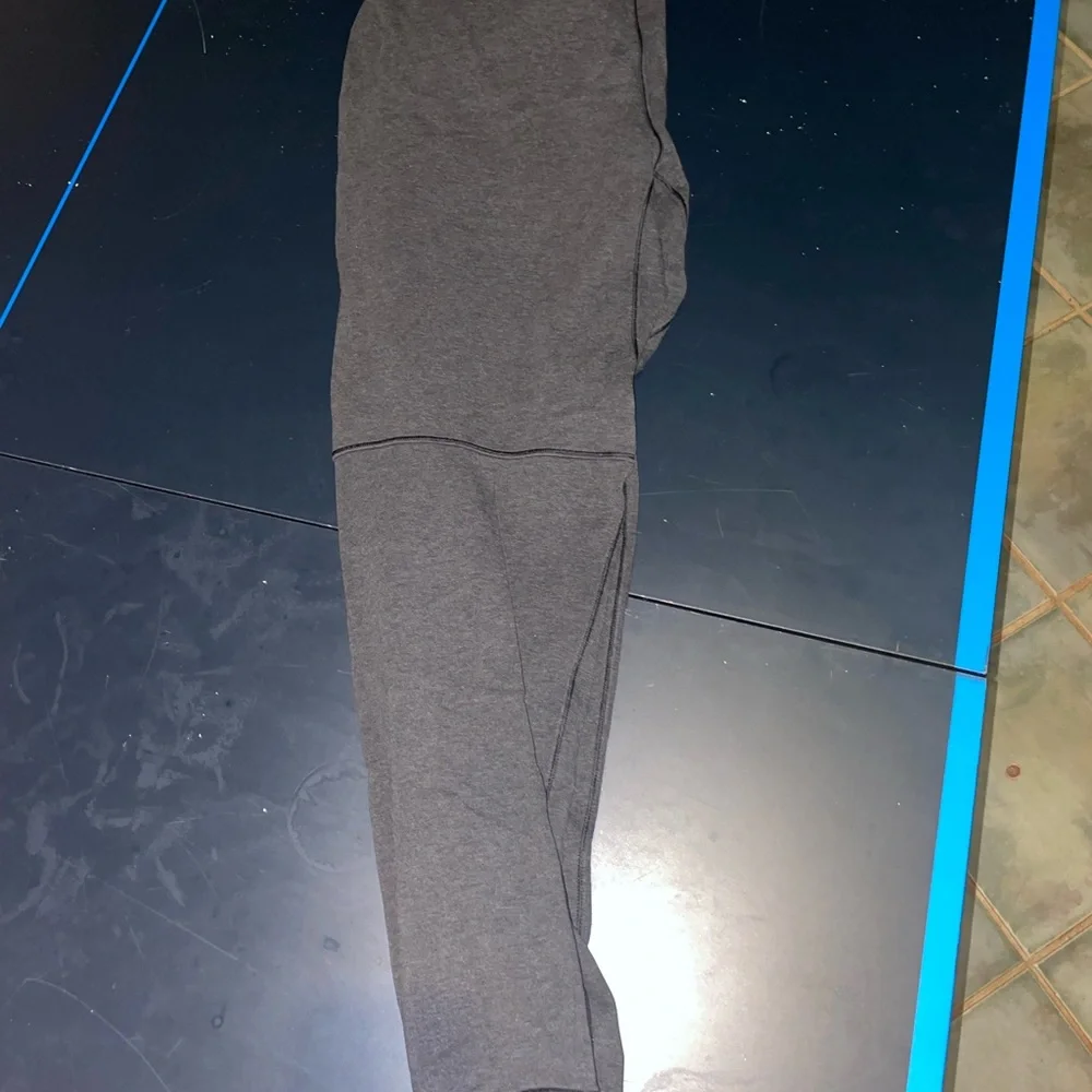 NWOT Lulu Lemon sweat pants. Medium. Tapered at the bottom - Picture 4 of 5